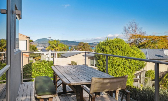 Kawaha Point House | Grand Vue Bliss - Rotorua Holiday Home