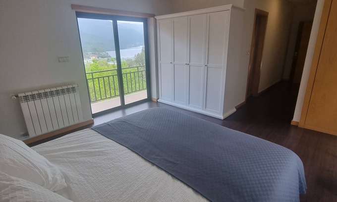 Ventosa Villa | Grande Villa Avec Terrasse et Piscine Située Face au lac