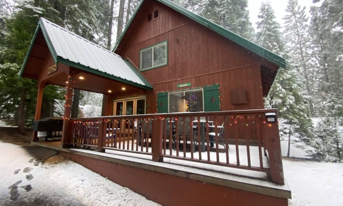 Strawberry Cabin | GRANITE- Cozy cabin steps from Stanislaus River