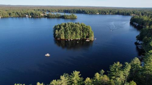 Brantingham House | Grant Island Waterfront Cottage Brantingham Lk - HotTub, Pontoon Boat, Pets
