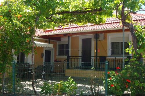 Igoumenitsa House | Grapes and Roses