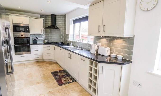Oldland Common House | GRAPEVINE HOUSE, family friendly, with a garden in Balsall Common