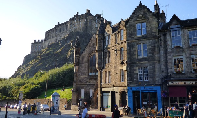 Old Town Apartment | Grassmarket apartment with views to Edinburgh Castle - two bedrooms