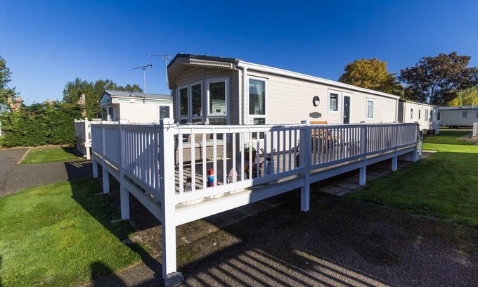 Hunstanton House | Great 6 berth caravan for hire at Manor Park in Hunstanton Norfolk ref 23014W