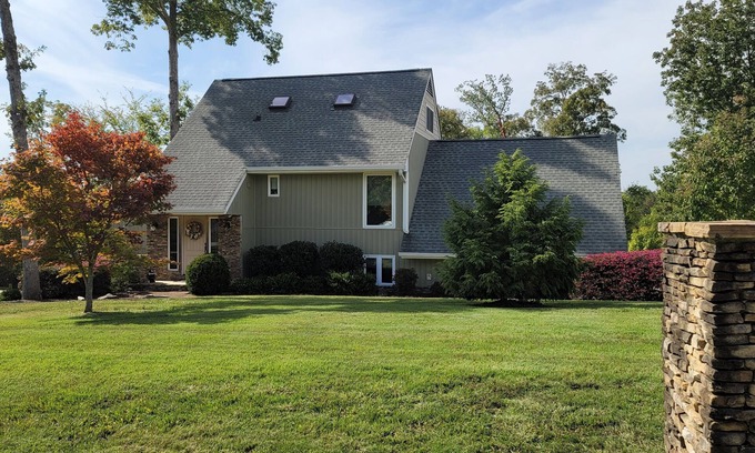 Ooltewah House | Great adult retreat for ten to spread out, 3 queen & 4 twin beds, 2.5 baths.