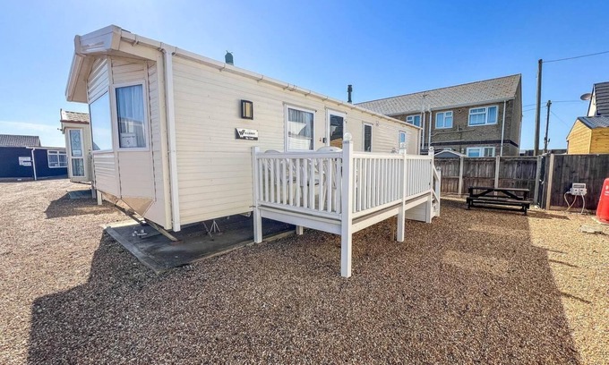 Hunstanton House | Great caravan for hire by the beach in Norfolk, by Hunstanton beach ref 13005L