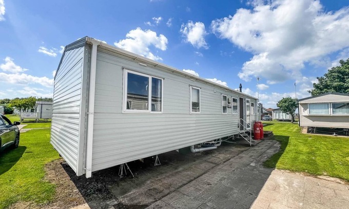 Hopton House | Great caravan with central lounge & WiFi at Broadland Sands, Suffolk ref 20070BS