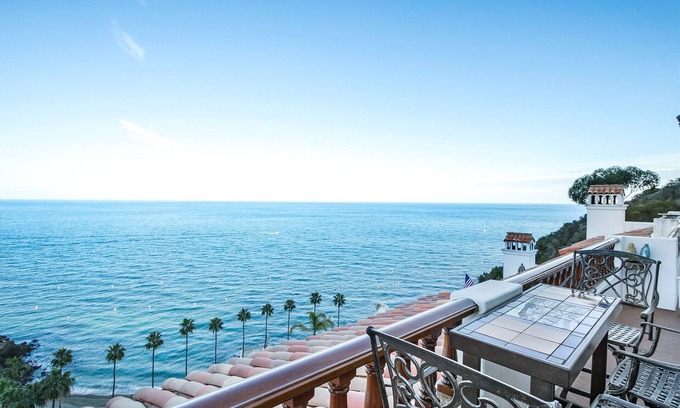 Avalon Condo | Great Hamilton Cove Villa, TWO Steps, Ocean Views, Golf Cart, King Bd, Fireplace