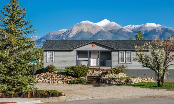 Salida House | Great Home for Groups and Families! Sleeps 10 with Patio and Yard