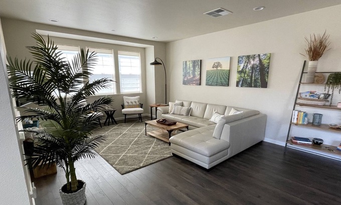Santa Rosa House | Great Location for Exploring Wine Country 3BR, 2.5Baths