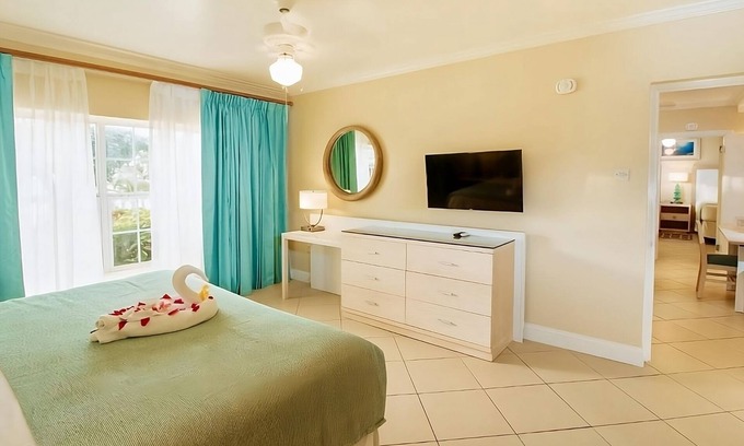 Rodney Bay Apartment | Great Location Near Rodney Bay Marina! 3 Beachfront Suits, Pool, Free Parking!