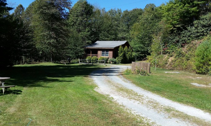 Blowing Rock Cottage | GREAT Location Near Blowing Rock on 1 acre pond. 4 wheel drive needed in winter