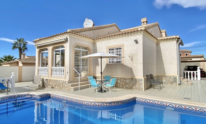 Rojales Villa | Great location ! Villa with Pool in Heart of Quesada, Air con , WIFI