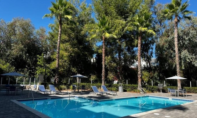 Warner Center Apartment | Great place w/all you need for you visit to LA. Gym, pool, sauna, jacuzzi &more!