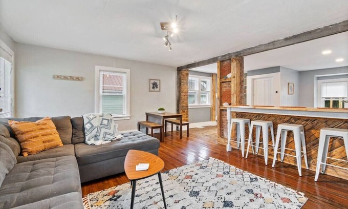 Sea Breeze House | Great Value - 2 BDRM Sleeps 4 - Onsite parking!
