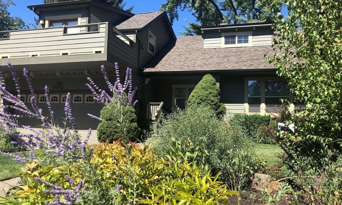 Old Bend House | Green Gables-2 Fireplaces,Salt Hot tub, 100+mbps Wifi, AC, Bikes, Big Yard,Walk!