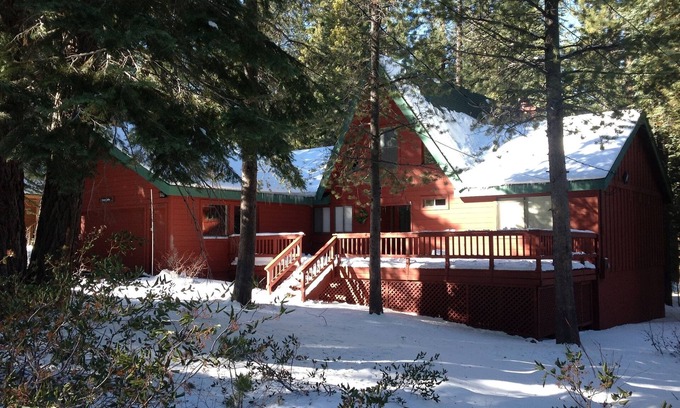 Truckee Cabin | Green Gables Mountain Lodge - Wood Burning Fireplace - Sleeps 8-12 Ping Pong