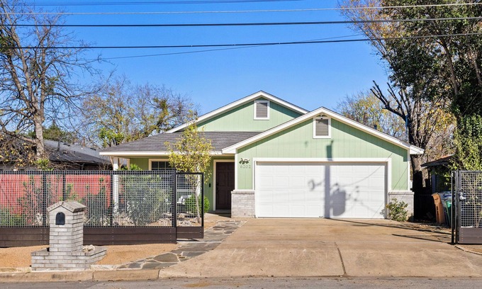 Montopolis House | Green Garden House - Centrally Located, minutes from Airport and Downtown