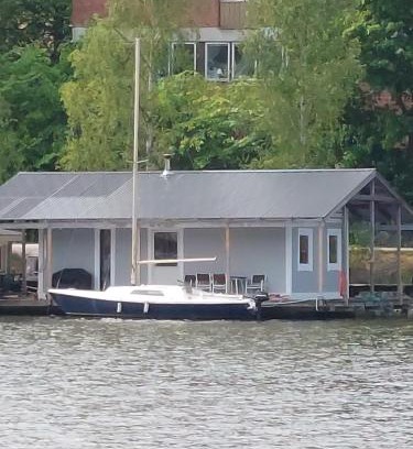 Sodertalje Boat Rental | Green husbåt