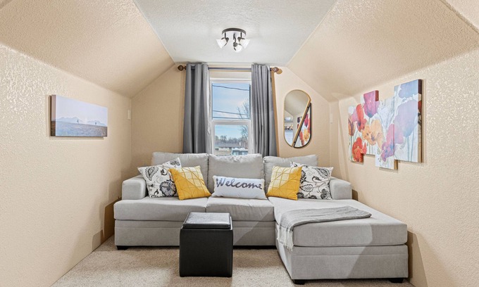 Dupont House | Greener Pastures Getaway - Downtown Frederick - 30 minutes to Boulder/Denver!