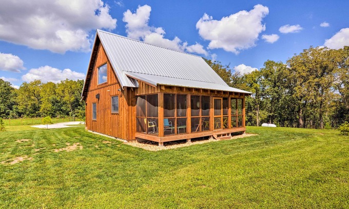 Greenfield Cabin | Greenfield Cabin w/Screened-In Porch & Fire Pit!