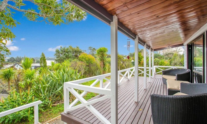 Greenhithe House | Greenhithe Hidden Gem with Sea Views and Parking