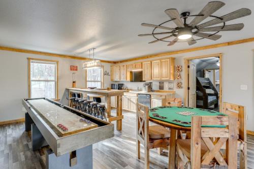 Wilburn House | Greers Ferry Lake Access and Deck Group Getaway!