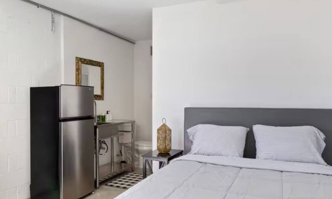 Taft House | Grey Lux studio with WiFi and AC in Orlando close MCO/Disney/Universal