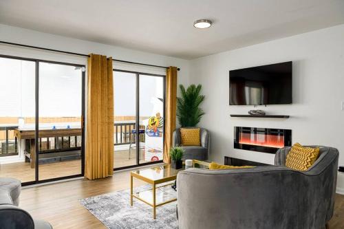 Winston - Salem Apartment | Grey Sapphire Hideaway - 2BR 2BA w Arcade & Pool