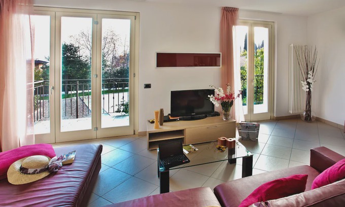 Cadenabbia Apartment | Griante Residence Apartment 1 Family pool home, sunny location with garden