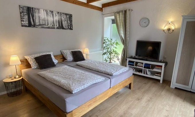 Friedrichskoog House | Großes Doppelzimmer mit eigenem Bad und Kühlschrank, frisch saniert