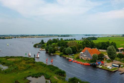 Grou House | Groepsaccommodatie 'Jister' aan open vaarwater in Friesland