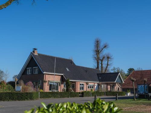 Neede House | Groepsaccommodatie met hottub en sauna | 18 personen