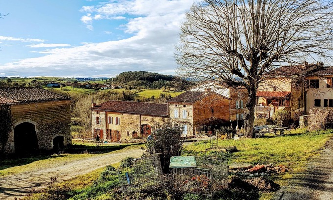 Trezioux Other | Grote boerderij met zwembad en zicht op de vulkanen van de Auvergne.