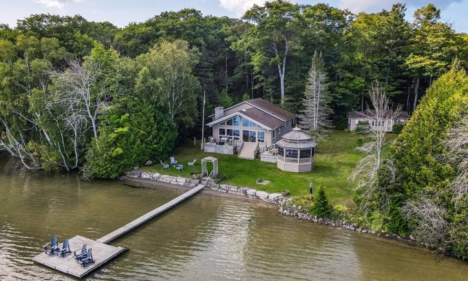Tobermory Cottage | Grotto Escape: Unwind at Cameron Lakehouse
