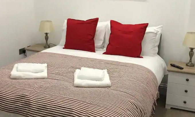 Clacton-on-Sea Apartment | Ground floor 2 Bedroom Apartment, Free Parking Space & access onto the garden