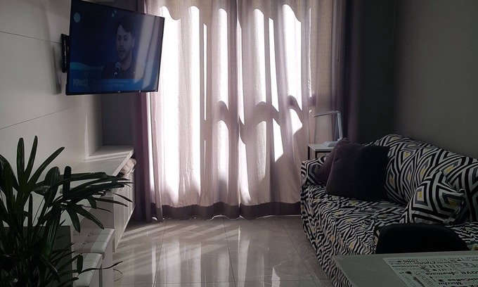 Menino Deus Apartment | Ground floor apartment in Menino Deus with closed area