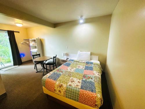 Lake City Hotel | Ground Level Lakeview Room with 1 Double bed suite