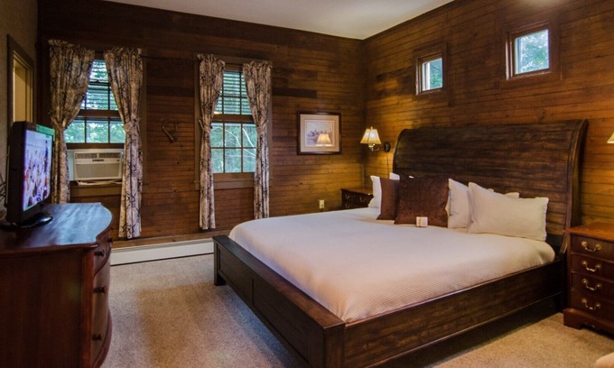 Shelburne Bed & Breakfast | Ground-level Spacious King Bed Room Bed&Breakfast in Downtown Shelburne! BOS