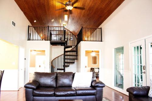 La Grange House | Group Cabin with Kayaks and Foosball Table in La Grange, Texas