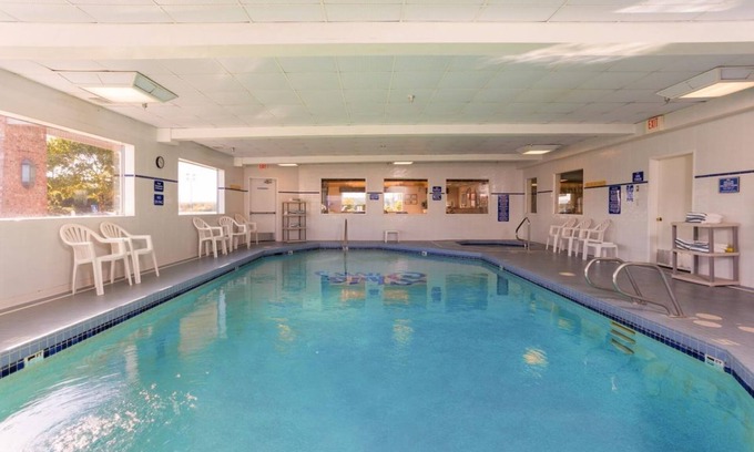 Warrenton House | GROUP ESCAPE! TWO COMFY UNITS, POOL, SAUNA