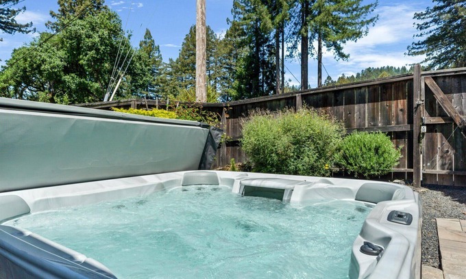 Guerneville House | Guerneville Escape:Contemporary & Magical Vibe!Top of Redwoods! HtTb/WIFI/Pup