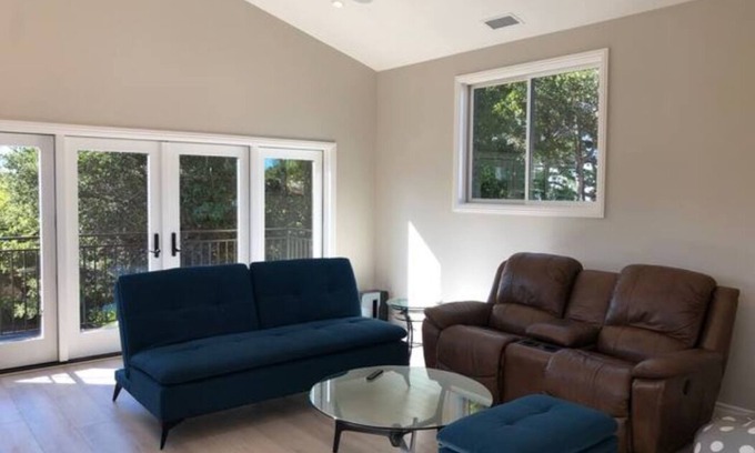 Burlingame Hills Cottage | Guest cottage by Mills Canyon park in Burlingame.n