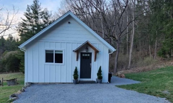 Franklin Cottage | Guest cottage on farmette in mountains with hot tub
