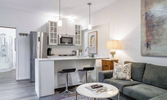 Collingwood House | Guest House 12 min to skiing, Free parking, Downtown Collingwood