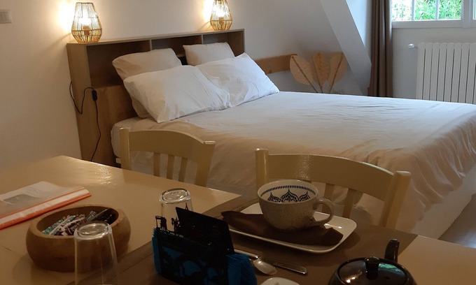 Trelissac Bed & Breakfast | Guest Room 'Suite Maraval Chez l'Habitant' with Private Terrace, Wi-Fi and Air Conditioning