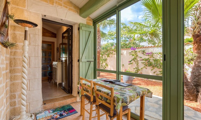 Portiragnes Bed & Breakfast | Guest Rooms 'La Palmeraie' with Sea View, Wi-Fi and Air Conditioning