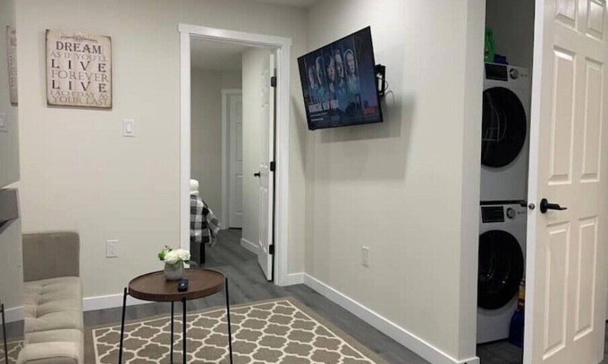 Regina House | Guest Suite - Cozy Crib