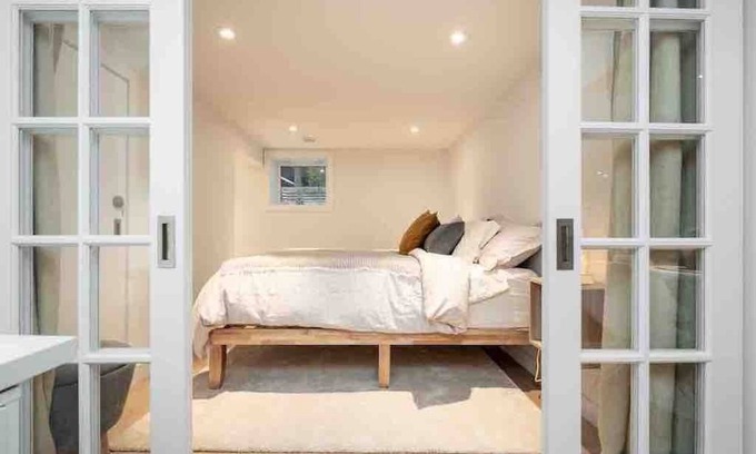 Winnipeg House | Guest suite in The Gates - Lower level luxury with sauna, workspace & fireplace