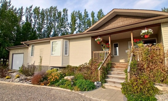 Lethbridge County House | Guest suite near Lethbridge with attached garage for you to use
